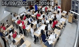 Video cô giáo bị học sinh hành hung ngay trong lớp học ở Hà Nội