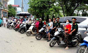 Xe ôm 0 đồng chở người dân đi xem Triển lãm Quốc gia: 'Em ơi, xe đây!'