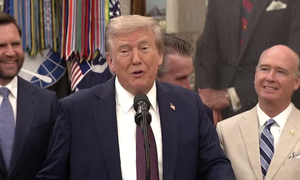 Tổng thống Trump chính thức lên tiếng sau khi mạng xã hội lan truyền tin xấu về sức khoẻ của ông