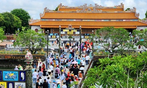 Sắc đỏ sao vàng rực rỡ trong dòng người tham quan di tích Huế ngày Quốc khánh