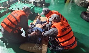 Kịp thời cấp cứu ngư dân bị ngộ độc trên biển