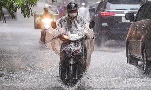 Nhiều khu vực trên cả nước mưa dông kèm lốc sét, nguy cơ lũ quét