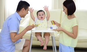 Những nguy&#234;n tắc v&#224;ng gi&#250;p cha mẹ đồng h&#224;nh c&#249;ng b&#233; trong giai đoạn ăn dặm