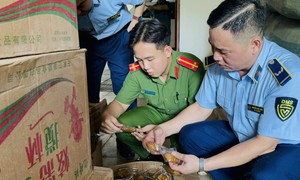 Thu giữ lô hàng hơn 6.000 sản phẩm bánh nướng, kẹo không rõ xuất xứ