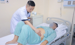 Cụ &#244;ng 77 tuổi mắc đồng thời ph&#236; đại tuyến tiền liệt, tho&#225;t vị bẹn v&#224; khối u mỡ khổng lồ