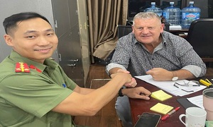 Hà Nội: Du khách Anh ngỡ ngàng khi được công an phường Bồ Đề giúp đỡ theo cách không ai ngờ