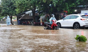 Mưa xối xả gây ngập nặng nhiều tuyến đường ở Quảng Trị