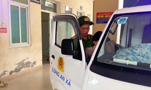 Công an xã dùng xe chuyên dụng đưa 2 sản phụ vượt mưa lũ đi sinh