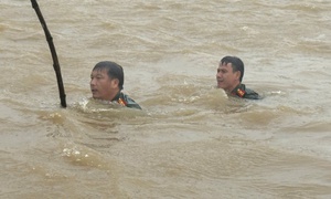 Video công an dầm mình trong nước lũ tìm xe máy cùng hàng hoá giúp nam shipper