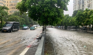 Cảnh báo mưa lớn, hàng loạt tuyến phố Hà Nội ngập úng