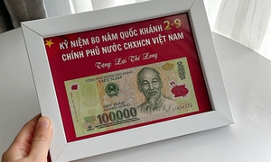 Nhiều người đóng khung 100 nghìn đồng quà 2/9 để lưu giữ như báu vật
