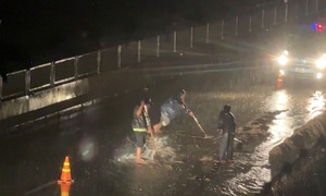 Cơn mưa lớn làm cát tràn xuống cao tốc Vĩnh Hảo - Phan Thiết