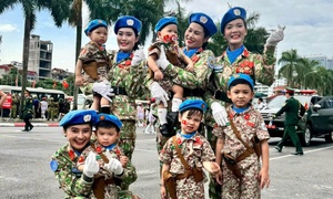 Cảm xúc khó quên của các nữ chiến sĩ trong vòng tay nhân dân khi thực hiện nhiệm vụ A80