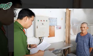 Gã đàn ông hung hãn, điên cuồng vung dao chém nhân viên quán chè ngã gục vì lý do cực sốc