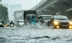 Hà Nội mưa lớn, nhiều tuyến đường ùn tắc vào giờ cao điểm buổi sáng