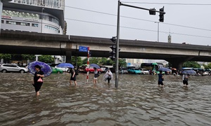 Hà Nội mưa lớn xối xả đến khi nào?