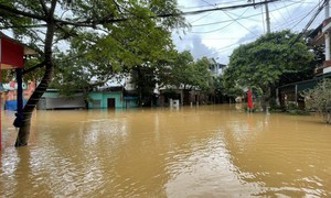 Mưa lớn xối xả, khắp nơi ngập sâu do hoàn lưu bão số 10