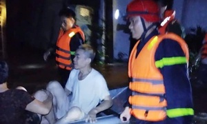 Nhà ngập tới nóc, người dân Nghệ An xuyên đêm chạy lũ