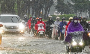 Vì sao Hà Nội hứng mưa lớn kinh hoàng?