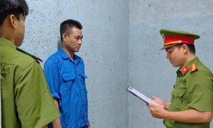 Khởi tố thanh niên dùng ô tô tông thẳng vào xe công an xã