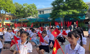 'Hôm nay con vào lớp 1': Những khoảnh khắc đáng yêu trên sân trường