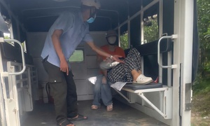 Công an xã dùng xe chuyên dụng đưa người phụ nữ ngất xỉu giữa đường đi cấp cứu
