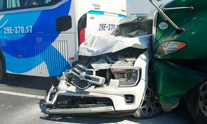 Ô tô Ford Everest biến dạng sau vụ tai nạn liên hoàn trên cao tốc Cao Bồ - Mai Sơn