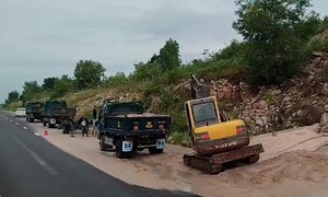 Cơn mưa lớn gây sạt lở, cát tràn xuống cao tốc Vĩnh Hảo - Phan Thiết