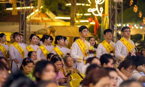 Biển người nghẹn ngào trong nghi thức 'Bông hồng cài áo' ngày lễ Vu Lan báo hiếu