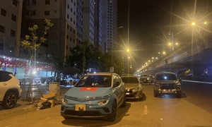 Hà Nội: Ô tô đỗ hàng 2, hàng 3 chiếm gần hết lòng đường Nghiêm Xuân Yêm