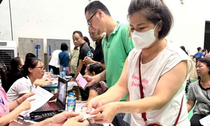 10 giờ đêm, phường đông dân nhất Hà Nội vẫn đang chi trả quà Quốc khánh cho người dân
