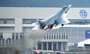 Màn nhào lộn ngoạn mục của Su-57 gây choáng ngợp trên không