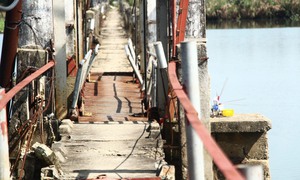 Cận cảnh 'cầu vĩnh biệt' chờ ngày bị xóa sổ sau hơn 40 năm tồn tại