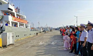 Hai tàu Hải quân khởi hành mang quà Tết đến Nhà giàn DK1 và các tàu trực trên biển