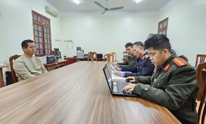 Bắt đối tượng người nước ngoài buôn lượng lớn linh kiện súng quân dụng dưới vỏ bọc 'bộ thông tắc bồn cầu'