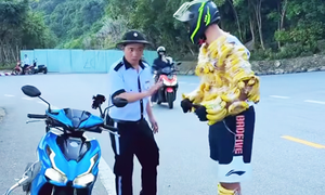 Phản cảm clip du khách quấn chuối quanh người “chọc ghẹo” khỉ ở Sơn Trà