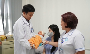 Bác sĩ trực tiếp hiến máu cứu sản phụ băng huyết nguy kịch