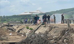 Sập bờ kè khiến 4 người đang trú mưa tử vong