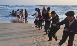 Sóng đánh chìm ghe làm một ngư dân mất tích