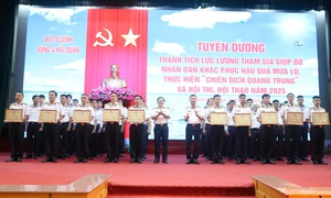 Vùng 4 Hải quân tuyên dương lực lượng khắc phục hậu quả mưa lũ