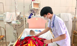 Tự lấy thuốc của người lớn rồi cùng nhau uống, 3 trẻ phải nhập viện, bác sĩ đưa ra khuyến cáo quan trọng