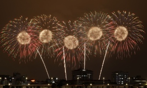 Pháo hoa thắp sáng bầu trời Mỹ Đình trong buổi tổng duyệt chương trình nghệ thuật chào mừng Đại hội XIV