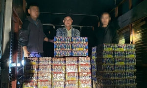 Đang vận chuyển trái phép 150 khối pháo nổ về quê để sử dụng thì bị bắt