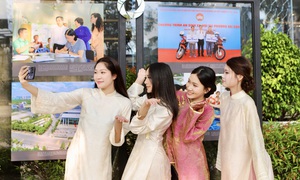 Người dân thích thú check-in Con đường nhiếp ảnh 'độc nhất vô nhị' ở TPHCM