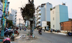 Dãy cột điện ‘án ngữ’ giữa tuyến đường hơn nghìn tỷ đồng ở TPHCM