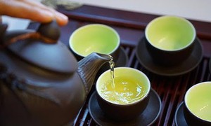 Chén trà xanh tiếp khách đầu năm: Bí quyết chống lão hóa và ngăn ngừa tích mỡ bụng