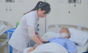 Vỡ túi phình động mạch chủ bụng và rơi vào nguy kịch, người đàn ông 71 tuổi được cứu sống ngoạn mục