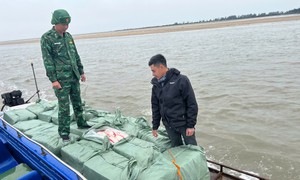 Biên phòng Quảng Ninh thu giữ hơn tấn thịt vịt đông lạnh không rõ nguồn gốc trên biển