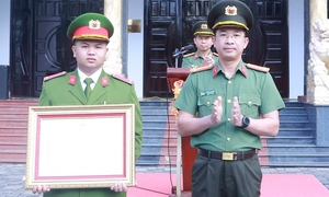 Thủ tướng tặng Bằng khen cho chiến sĩ công an dũng cảm lao vào dòng lũ dữ cứu người