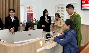 Nhận được 1 tỷ từ số tài khoản lạ, người phụ nữ ở Hải Phòng vội trình báo Công an xã